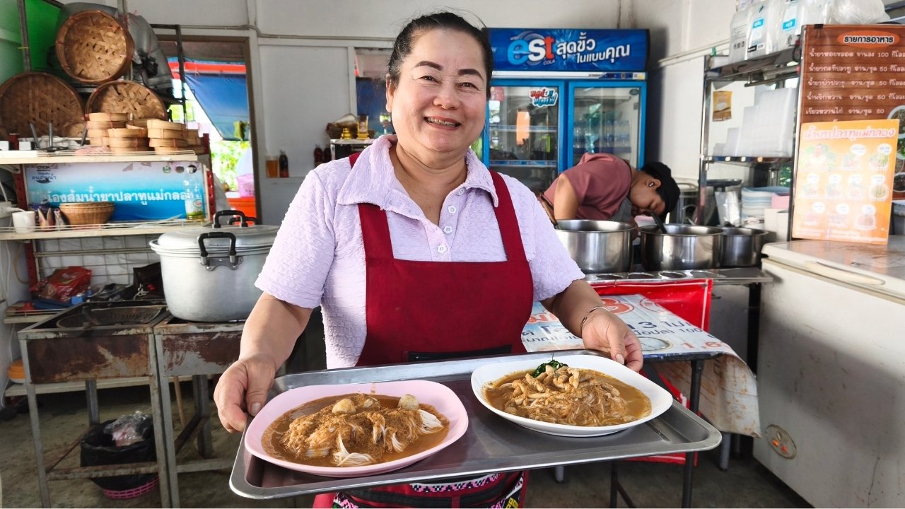 ขนมจีนแกงหอยหลอด