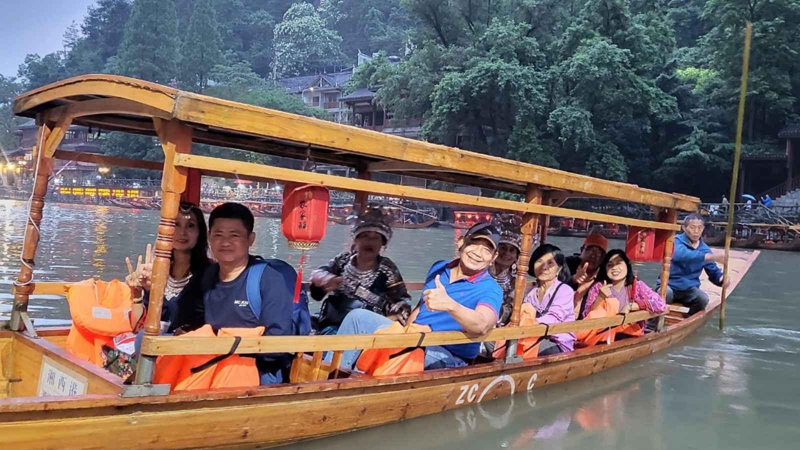 ล่องเรือในแม่น้ำถัวเจียง